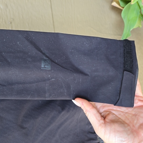Patagonia black hooded windbreaker XS - Picture 6 of 13